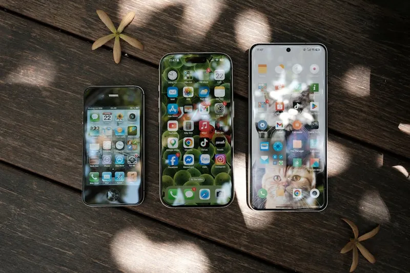 three smartphones screen comparison