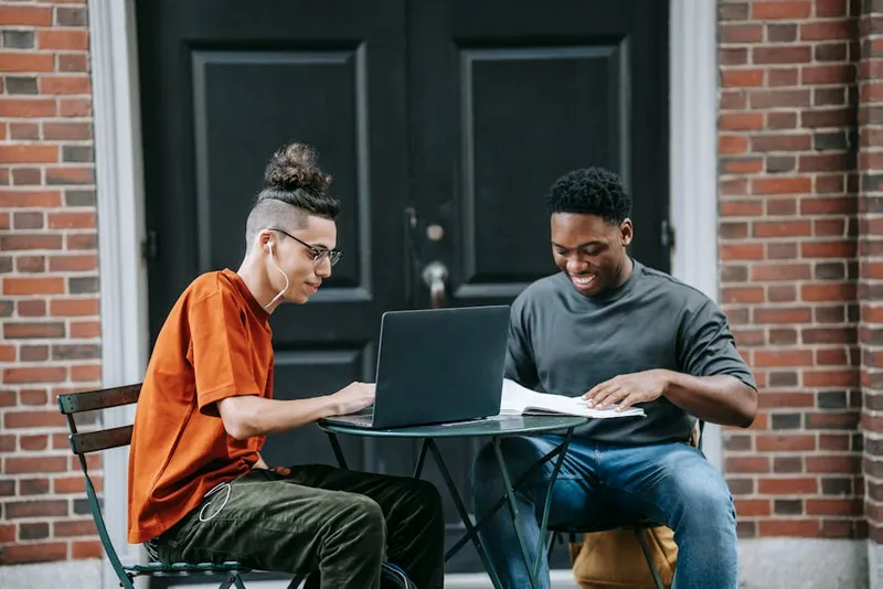 college student laptop coffee shop